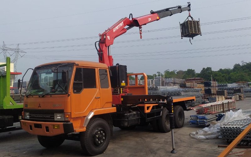 Harga dan Simulasi Kredit Truk Crane Ferrari Kapasitas 5 Ton